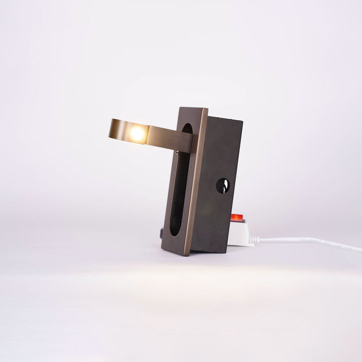 Verstellbare LED-Wandleseleuchte am Bett