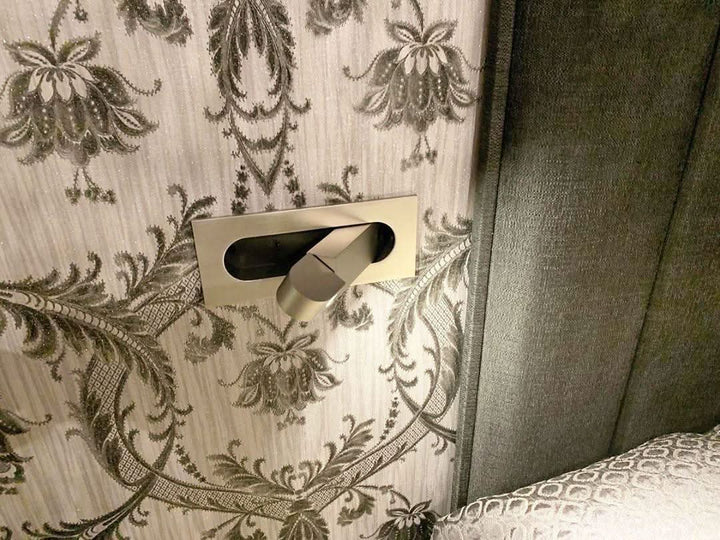 Verstellbare LED-Wandleseleuchte am Bett