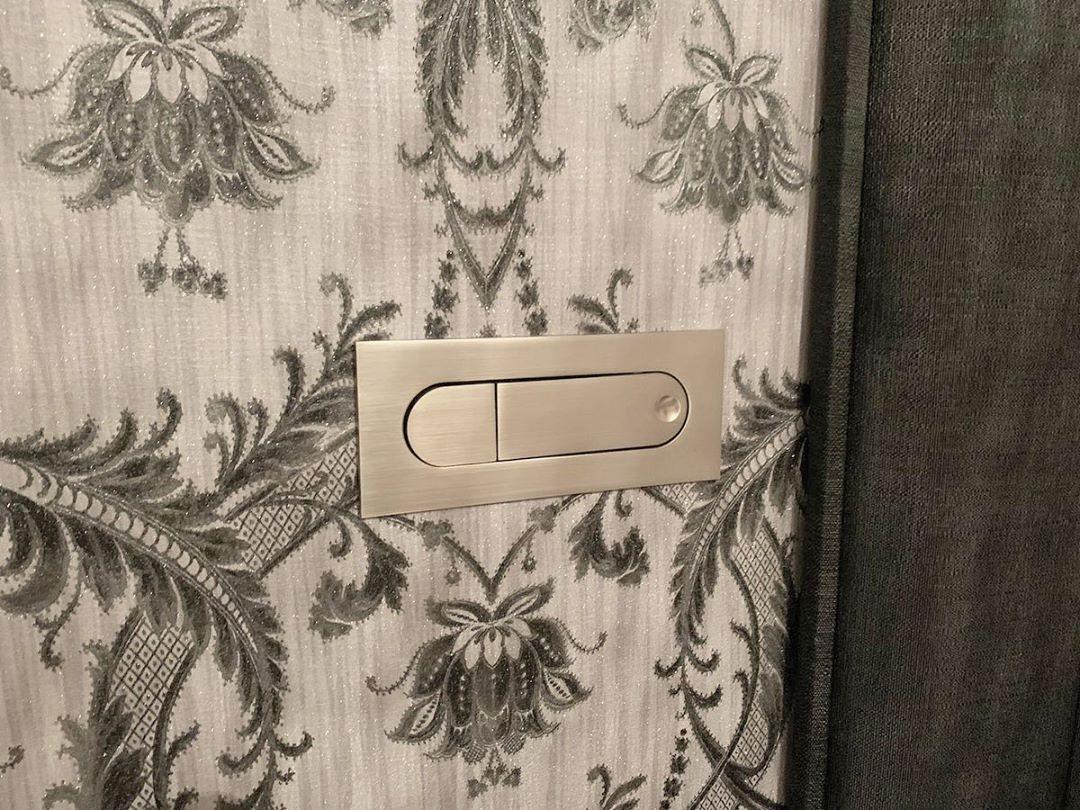 Norvo | LED Nattbordslampe LUMEVIA | 3 Lysfarger | Aluminiumlegering | Ø19 cm x H8 cm | Med Trykknapp