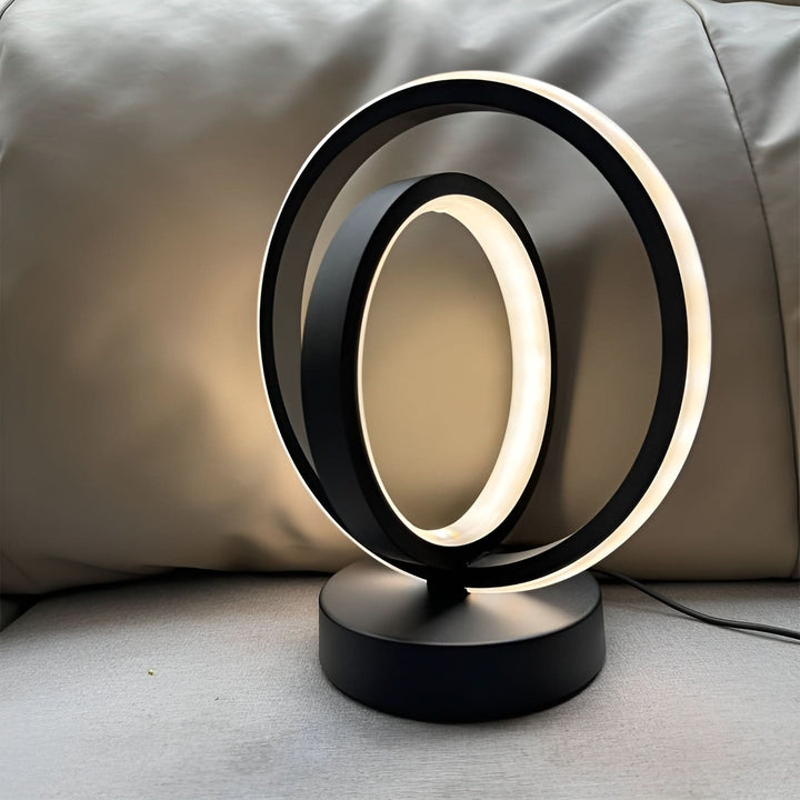 Skanto | Moderne dimbar bordlampe – Stilig metalldesign med USB-strøm