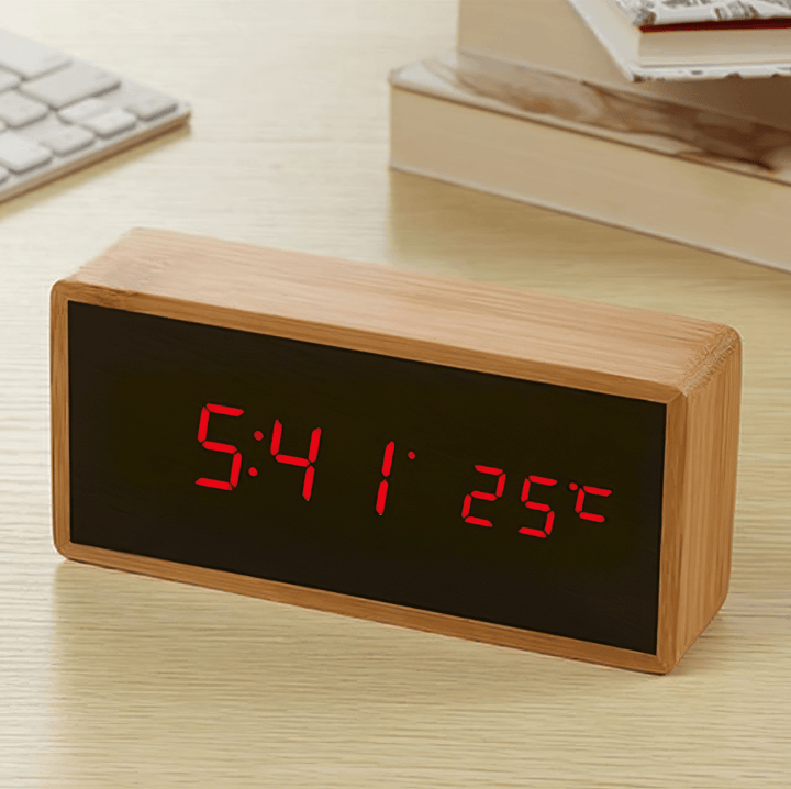 Skanto | Minimalistisk LED bambus alarmklokke med temperatursdisplay