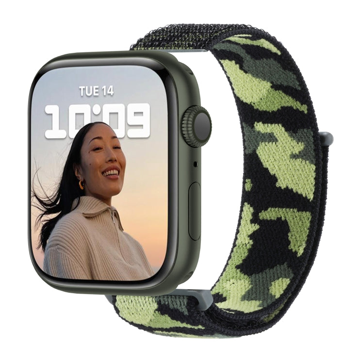 Skanto | Frerndorf | Nylon Loop Klokkerem for Apple Watch Ultra 49mm & Watch Ultra 2 49mm / Series 9 & 8 & 7 45mm / SE 3 & SE 2 & 6 & SE & 5 & 4 44mm / 3 & 2 & 1 42mm (Hæren Grønn Kamuflasje)