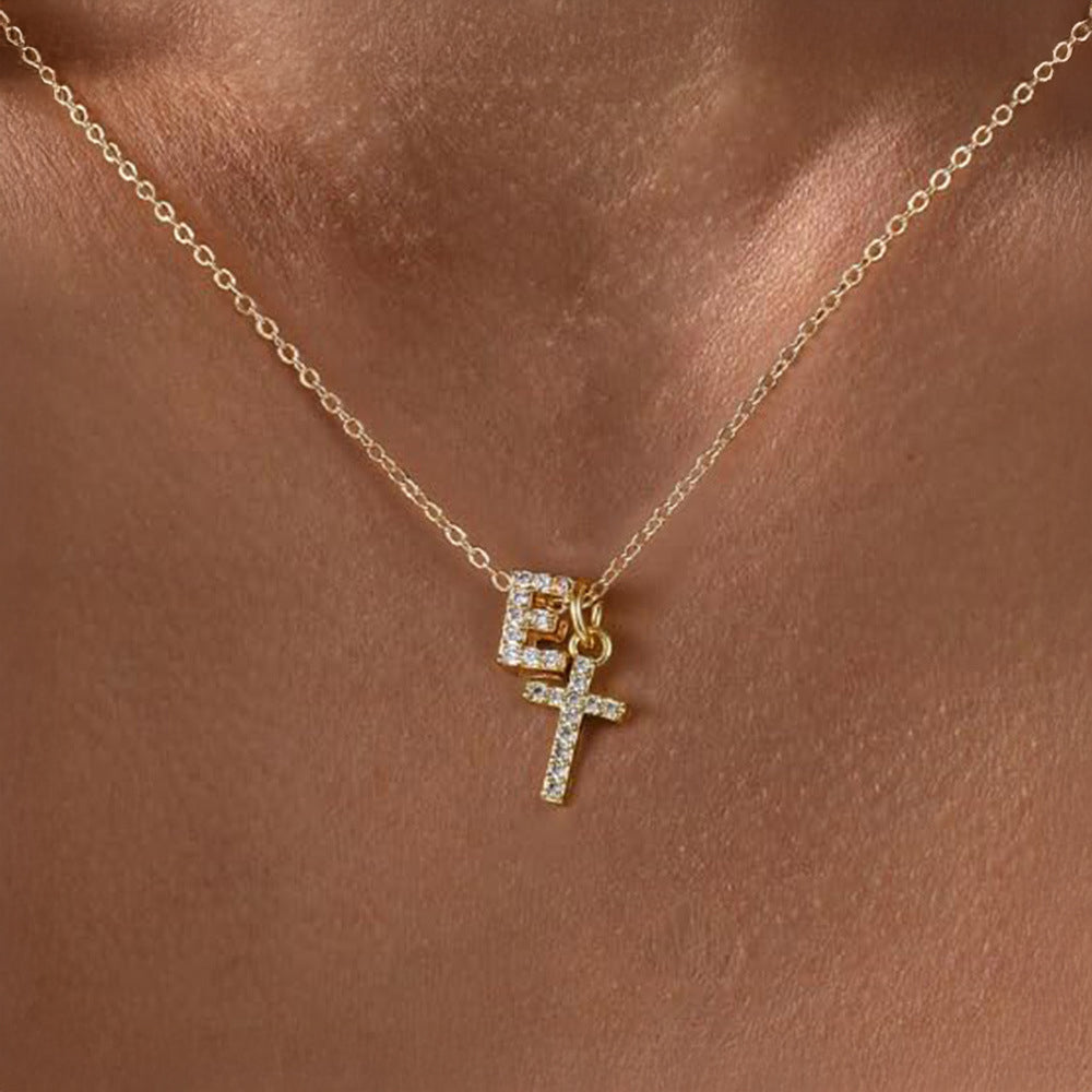 Skanto | Liten Diamant Initial & Kors Smykke