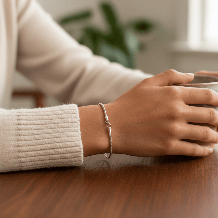 Skanto | Elegant minimalist klokke med unik slange spenne