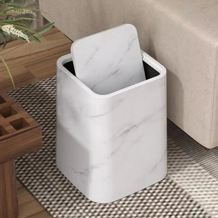 Elegant søppelbøtte i marmordesign med svinglokk