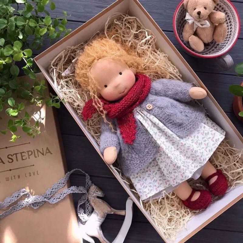 Skanto | Håndlaget Waldorf-dukke | Bomull for Kreativ Lek | Flerfarget