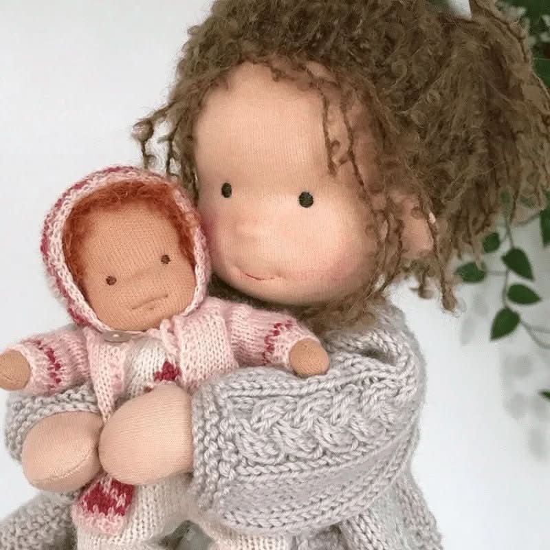 Skanto | Håndlaget Waldorf-dukke | Bomull for Kreativ Lek | Flerfarget
