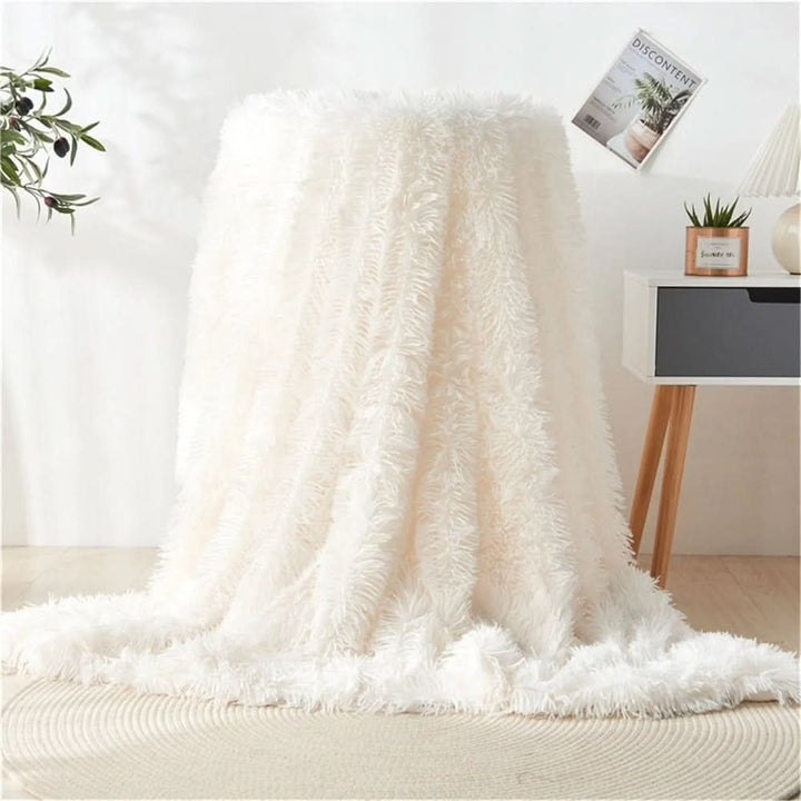 Skanto | Soft artificial fur blanket with velvet-like warmth