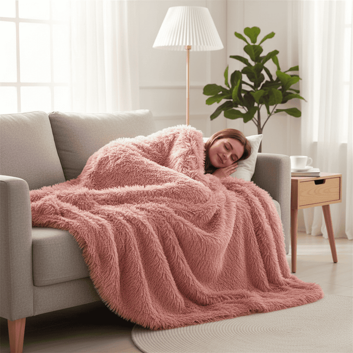 Skanto | Soft artificial fur blanket with velvet-like warmth