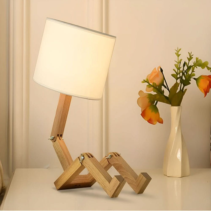 Skanto | Justerbar trelampe i robotdesign for lesing og arbeidslys