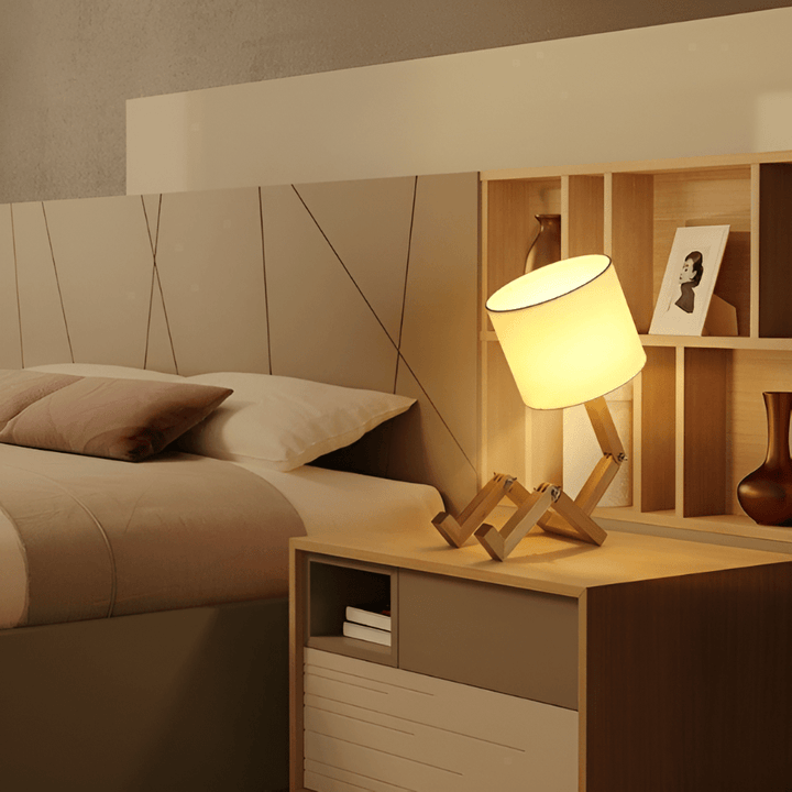 Skanto | Justerbar trelampe i robotdesign for lesing og arbeidslys