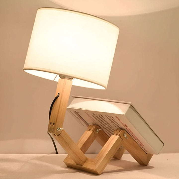 Skanto | Justerbar trelampe i robotdesign for lesing og arbeidslys