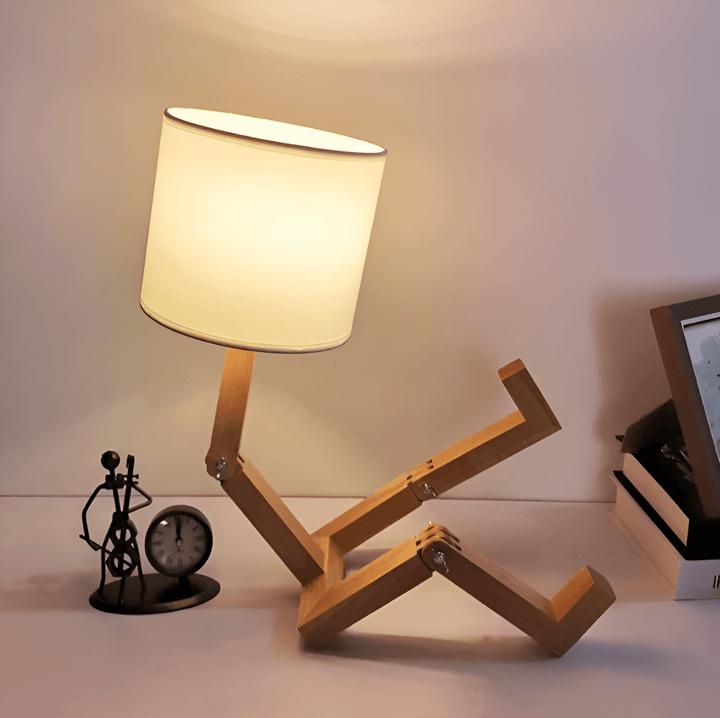 Skanto | Justerbar trelampe i robotdesign for lesing og arbeidslys