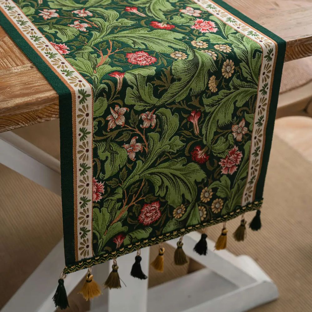 Tischläufer mit Flora-Ranken-Stickerei