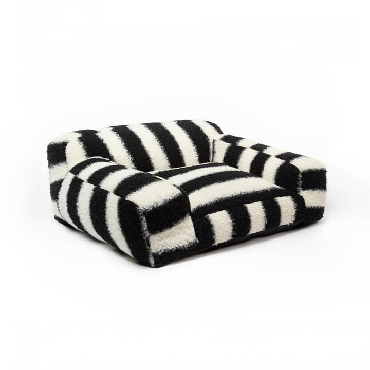 Moderne Faux Lambswool Kattesofa med Brede Armlener og Avtakbar Pute | Skanto