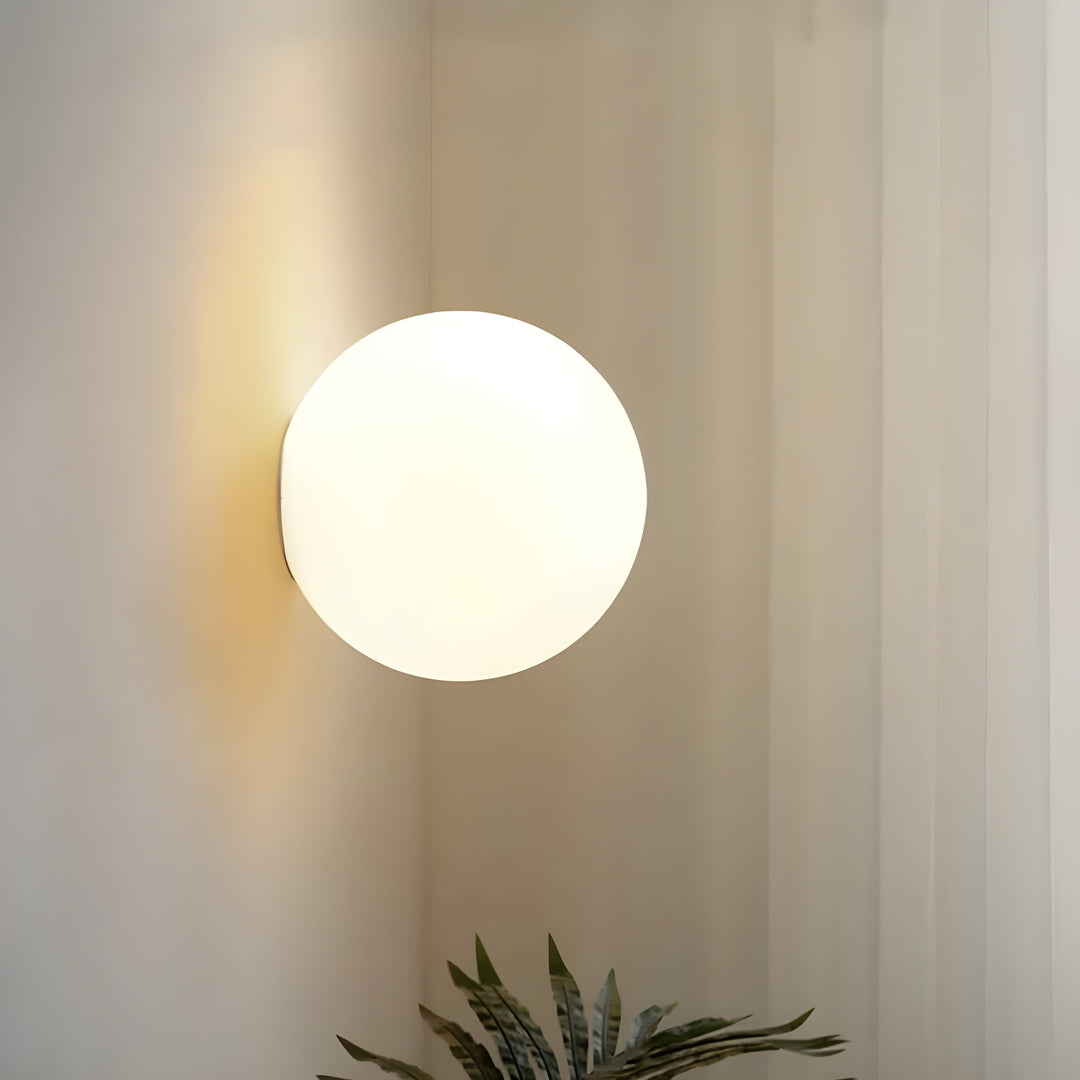 GlasAura Vegglampe med Matt Glasskule og Metallbase | Skanto