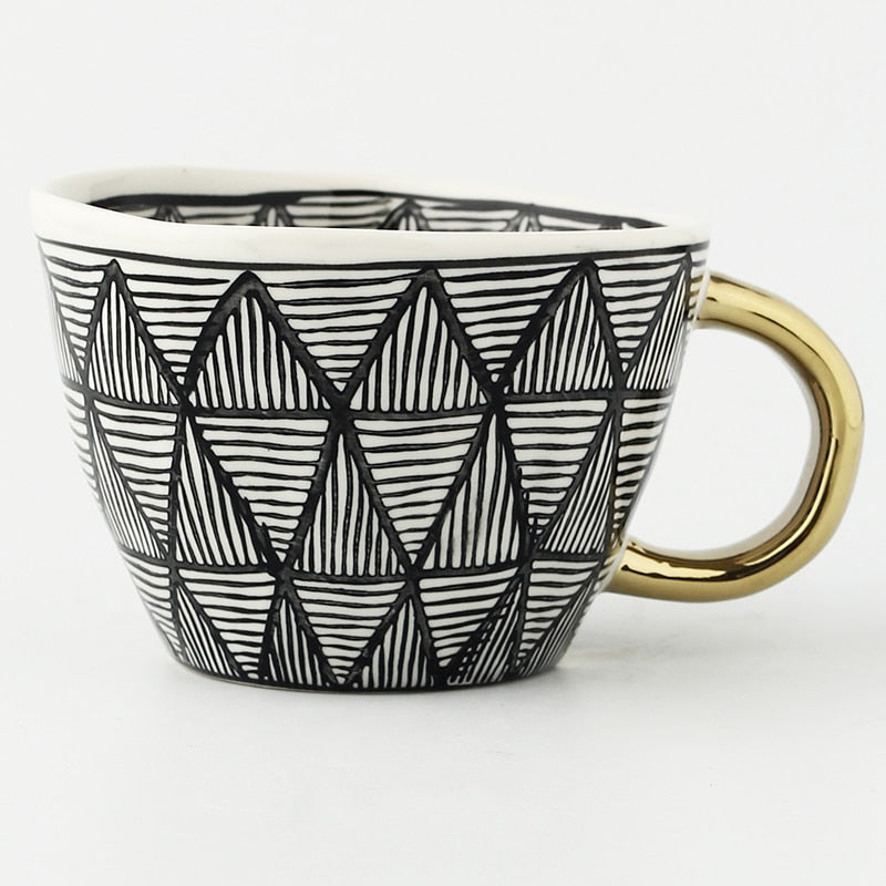 Skanto | Cup med abstrakt geometrisk mønster og gullhåndtak