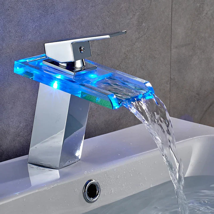 Skanto | LED Messing Kaskade Moderne Kran