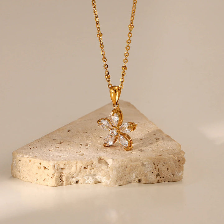 Skanto | 18k diamant fembladet blomst halskjede