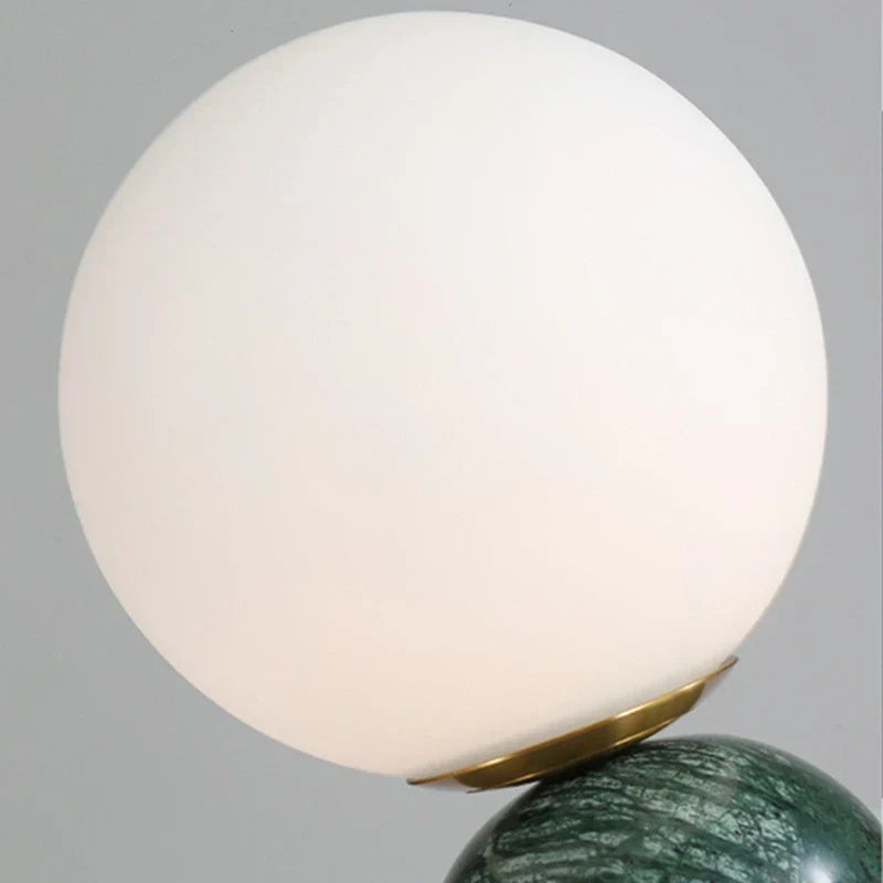Moderne Marmor Bordlampe med Rund Glass, Elegant Stuebelysning | Skanto