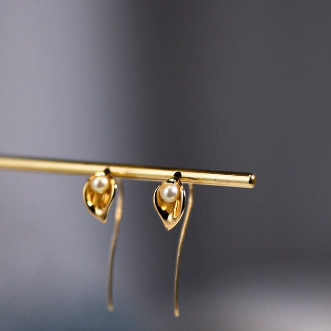 Skanto | Lange Blumen-Kettenohrringe | Elegantes leichtes Hängedesign | Gold
