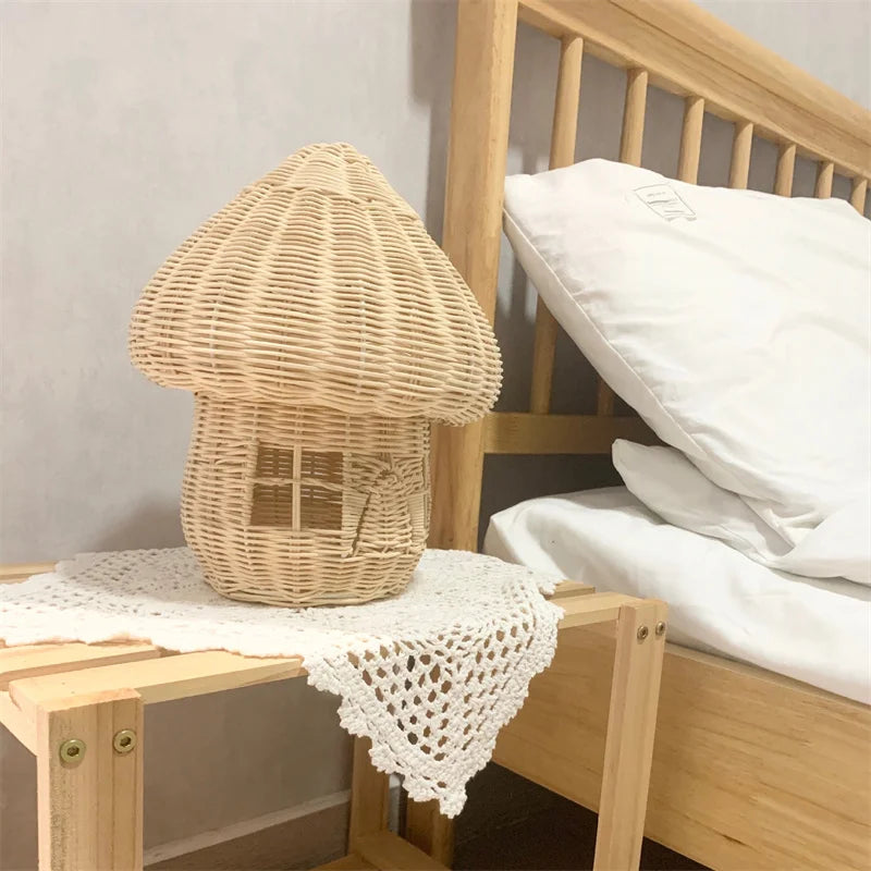 Skanto | Håndlaget Rattan Sopp Hus Ornament – Vakkert Vevd Dekorasjon for Hjemmet