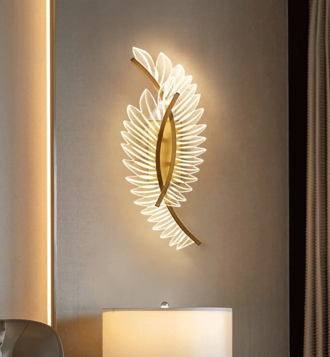 Skanto | Vegglampe med naturinspirert gyllen vinge motiv