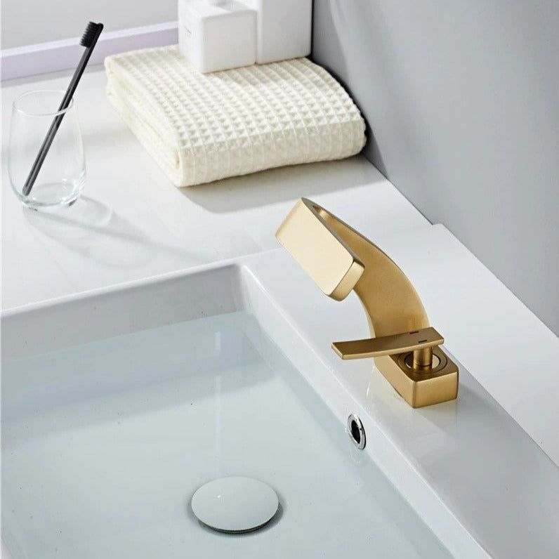Norvo | Modern design curved faucet