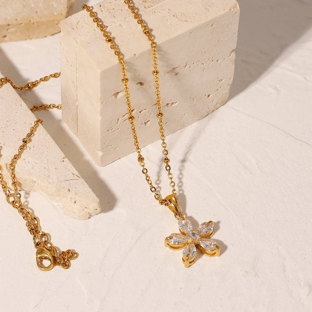 Skanto | 18k diamant fembladet blomst halskjede