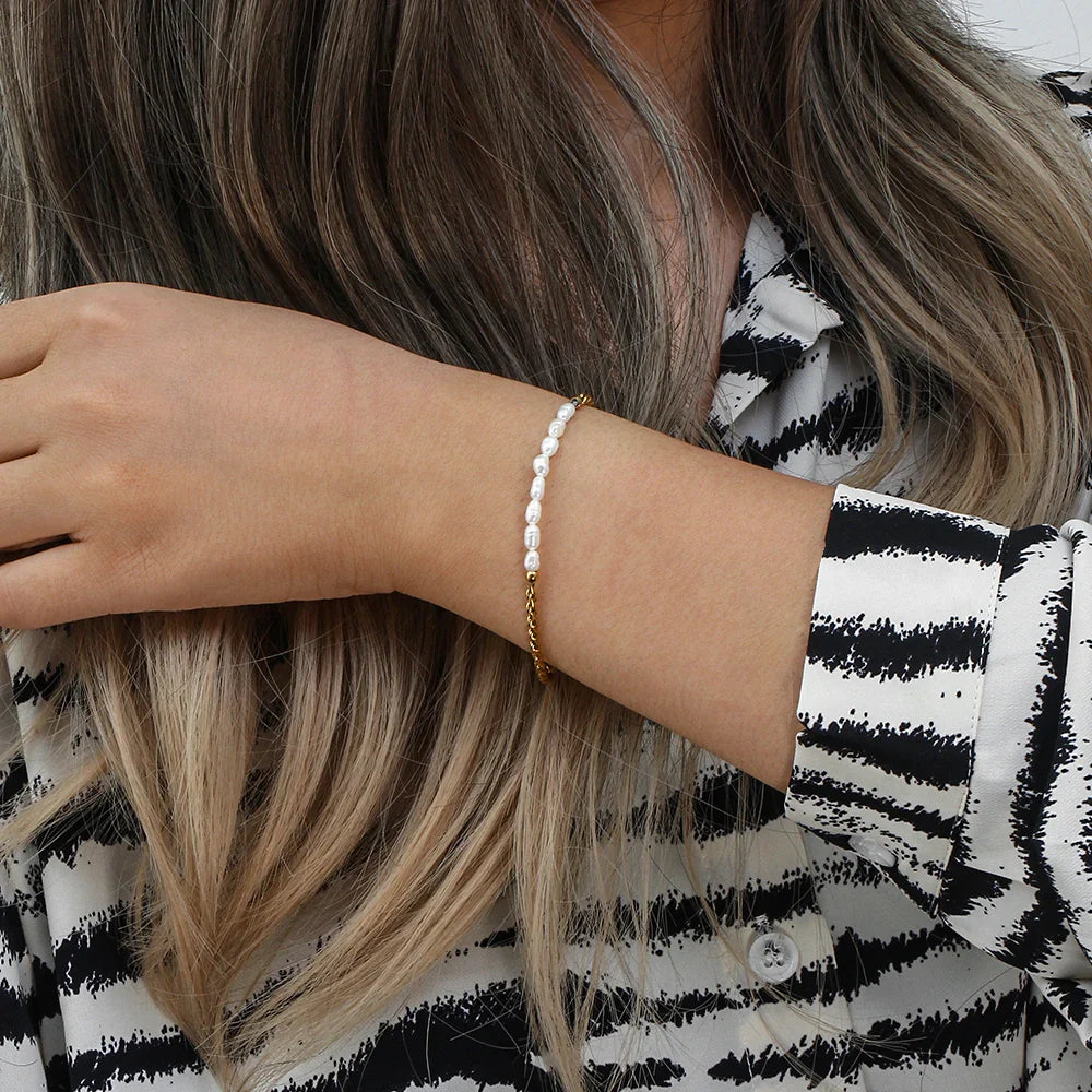 Skanto | Classic Twist Pearl Circle Lock Bracelet