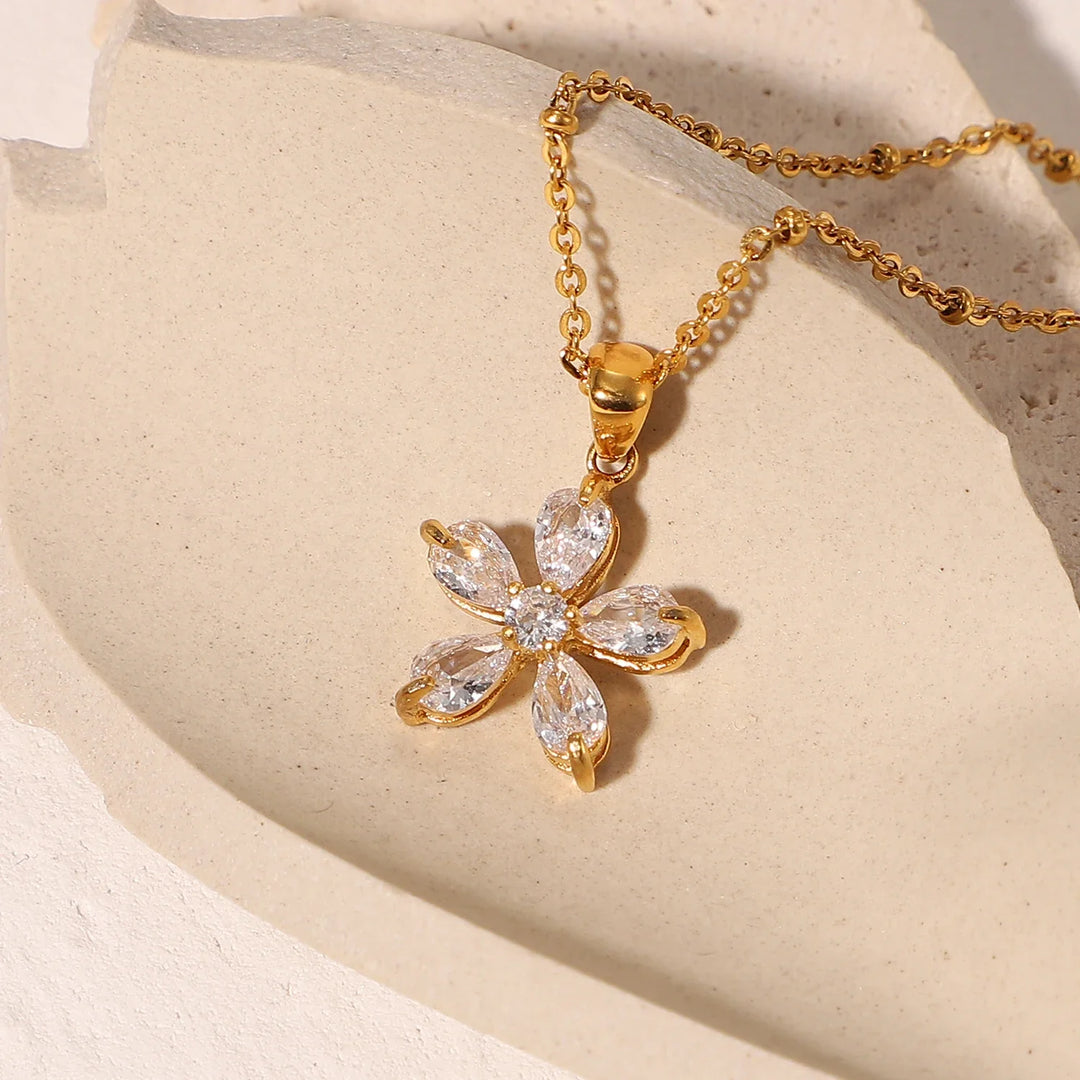 Skanto | 18k diamant fembladet blomst halskjede