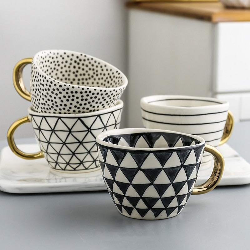 Skanto | Cup med abstrakt geometrisk mønster og gullhåndtak
