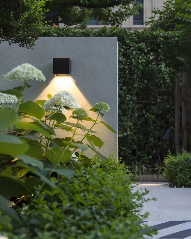 Skanto | GlowBeam – Elegant Utendørs Vegglampe for Stemningsbelysning