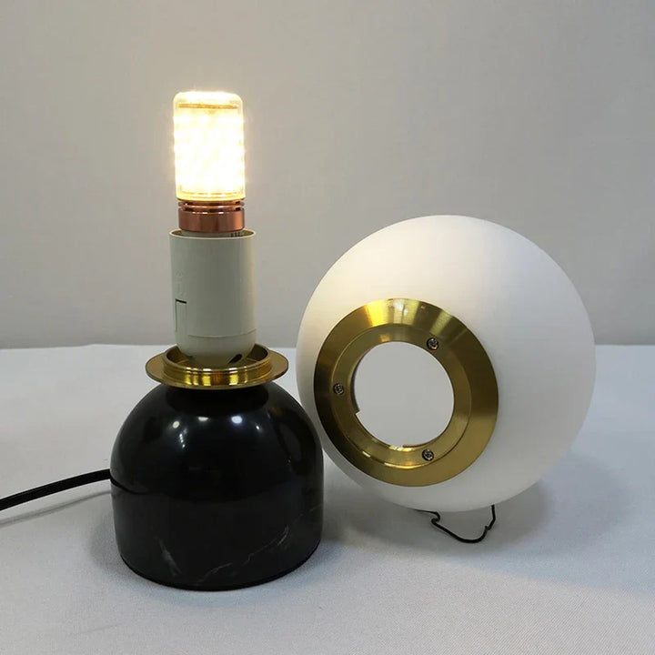 Moderne Marmor Bordlampe med Rund Glass, Elegant Stuebelysning | Skanto
