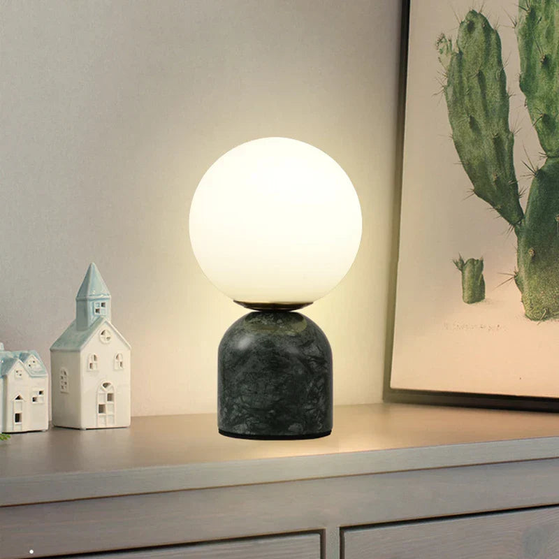 Moderne Marmor Bordlampe med Rund Glass, Elegant Stuebelysning | Skanto