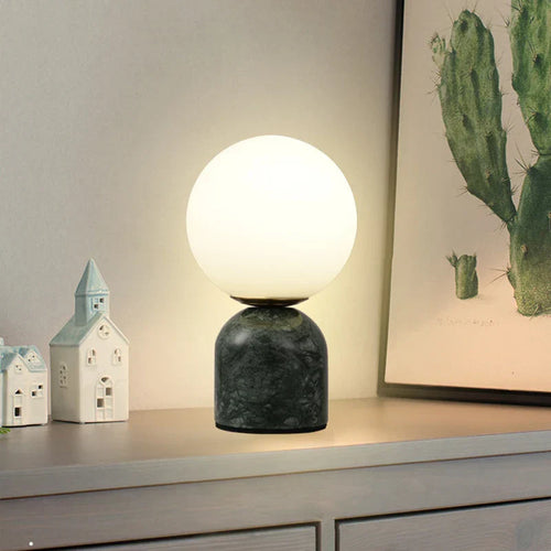 Moderne Marmor Bordlampe med Rund Glass, Elegant Stuebelysning | Skanto