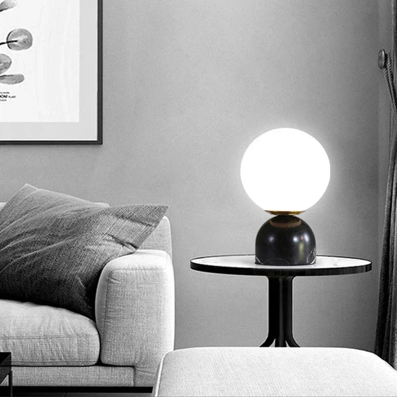 Moderne Marmor Bordlampe med Rund Glass, Elegant Stuebelysning | Skanto
