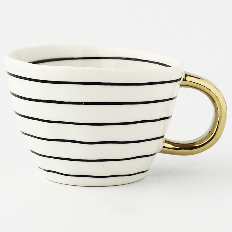 Skanto | Cup med abstrakt geometrisk mønster og gullhåndtak