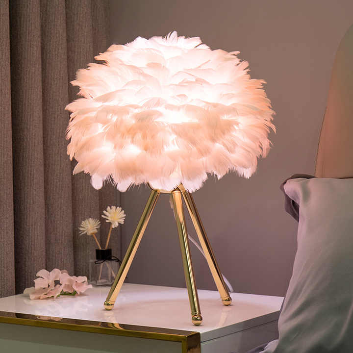 Skanto | Bordlampe - FeatherLux - Dimbar Lys - Elegant Fjærdesign