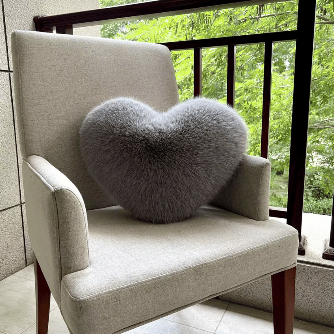 Skanto | Hjerteformet faux fur pute for varme og moderne oppholdsrom