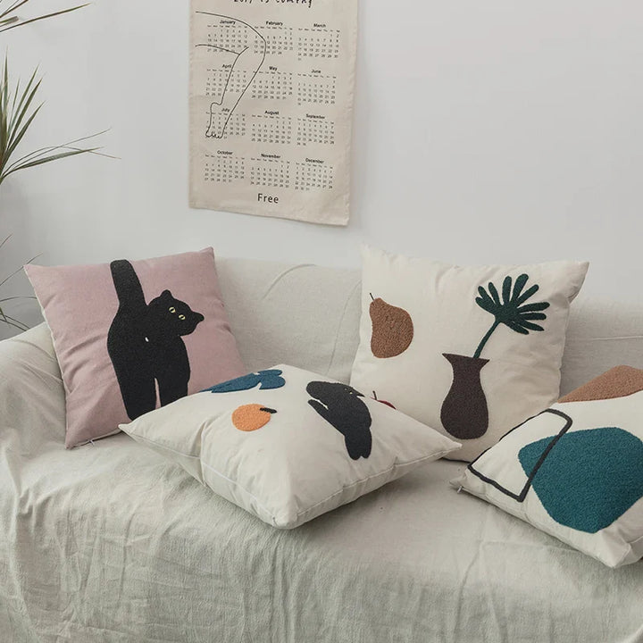 Black Cat & Garden Tufted Putekcase | Skanto