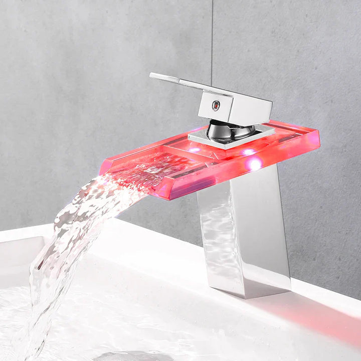 Skanto | LED Messing Kaskade Moderne Kran