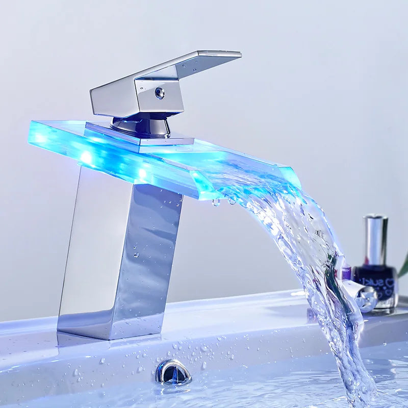 Skanto | LED Messing Kaskade Moderne Kran