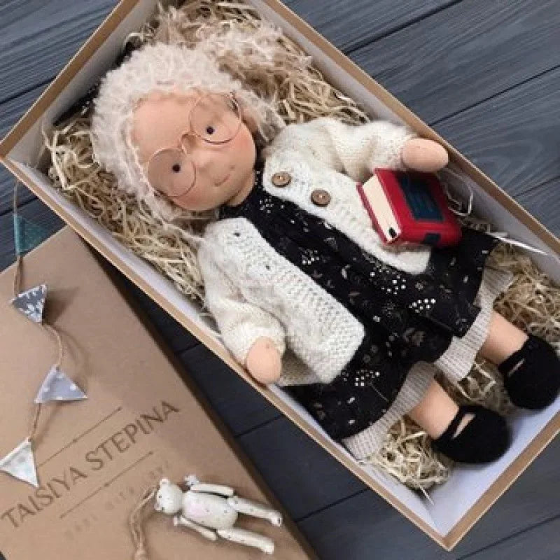 Skanto | Kanskukt dukke i Waldorf-stil med Kawaii-detaljer og tekstilpakking