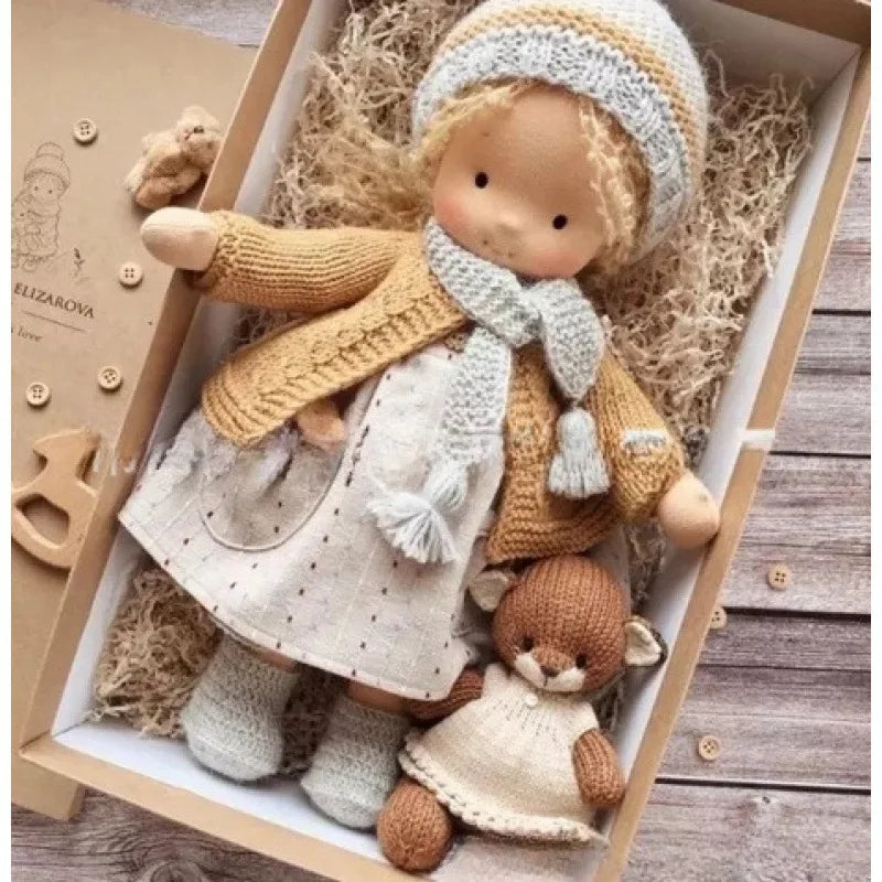 Skanto | Bomull Waldorf Stil Dukke med Kawaii Detaljer og Stoffemballasje