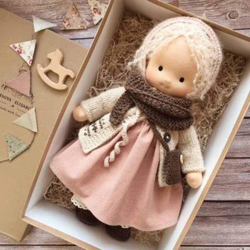 Skanto | Bomull Waldorf Stil Dukke med Kawaii Detaljer og Stoffemballasje