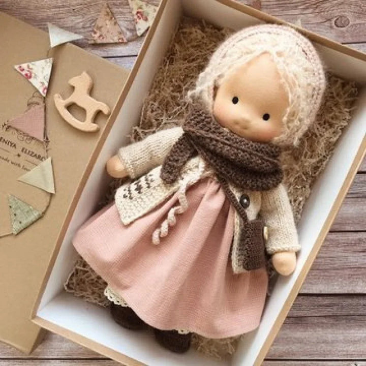 Skanto | Kanskukt dukke i Waldorf-stil med Kawaii-detaljer og tekstilpakking
