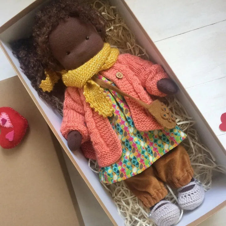 Skanto | Bomull Waldorf Stil Dukke med Kawaii Detaljer og Stoffemballasje