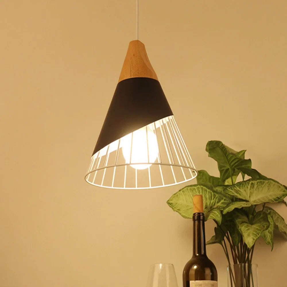 Vintage pendellampe med kabel – Industriell hengelampe laget av metall og tre | Skanto