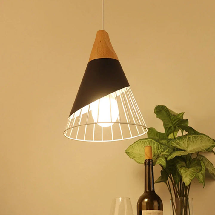 Vintage pendellampe med kabel – Industriell hengelampe laget av metall og tre | Skanto